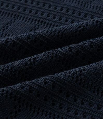 Remera Polo con Textura Patchwork y Cuello en V 11