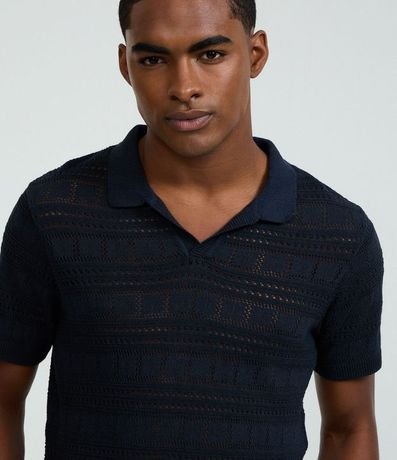 Remera Polo con Textura Patchwork y Cuello en V 4