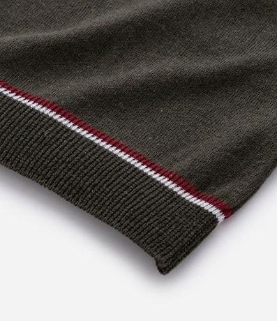 Camisa Polo Comfort con Cuello V y Detalles Contrastantes 9