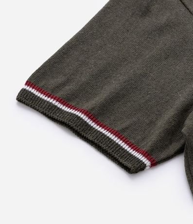 Camisa Polo Comfort con Cuello V y Detalles Contrastantes 10