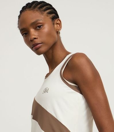 Musculosa Deportiva en Microfibra con Recorte y Estampado Localizado