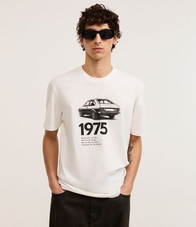 Remera Manga Corta Media Malla con Estampa Lettering Carro 1975 