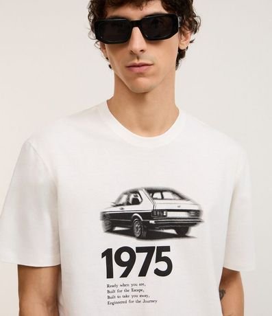 Remera Manga Corta Media Malla con Estampa Lettering Carro 1975  3