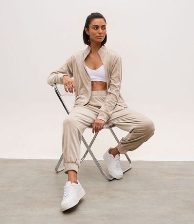 Campera Deportiva Plush con Cuello Alto y Cierre en Cremallera