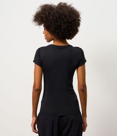 Remera Deportiva en Microfibra con Toque Suave 4