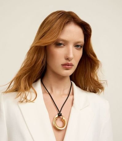 Collar Corto con Colgante de Aro Diferenciada