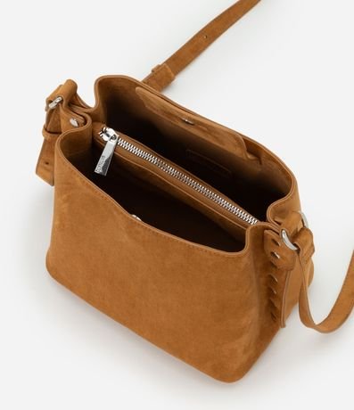 Cartera Mediana Transversal en Gamuza con Detalles Metalizados 4