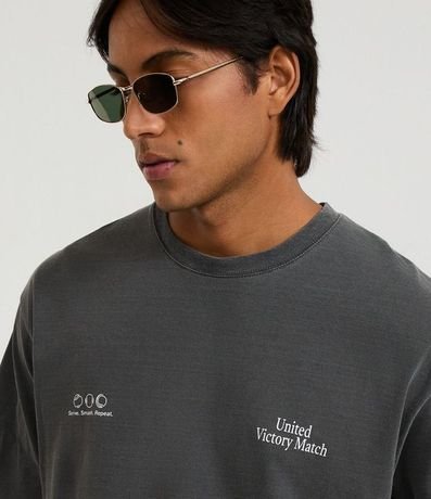 Remera Boxy en Algodón Desteñida con Estampa Lettering United Victory 4