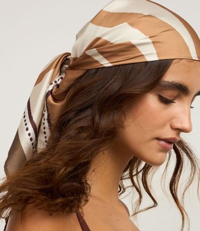 Pañuelo Satinado con Estampa Solar y Biés Contrastantes 5