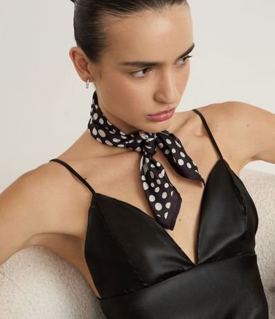 Pañuelo Triangular en Satén con Estampado Puntos