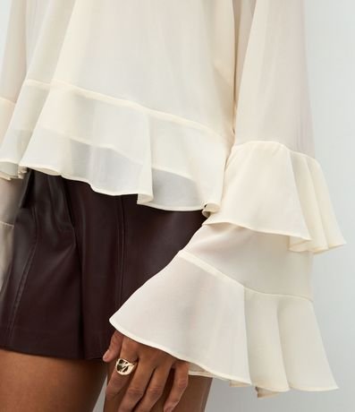Blusa en Chiffon con Cuello Alto y Volados Delicados 3