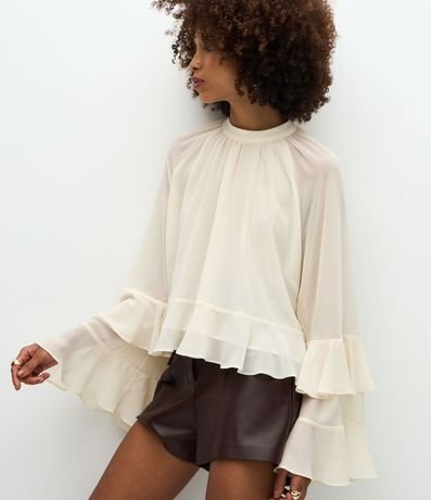 Blusa en Chiffon con Cuello Alto y Volados Delicados 4