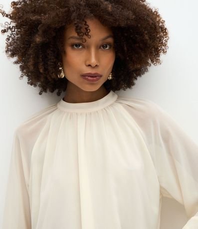 Blusa en Chiffon con Cuello Alto y Volados Delicados 5