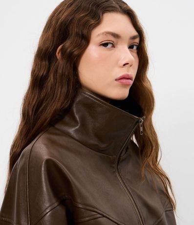 Campera Bomber en PU con Bolsillos y Recortes 4