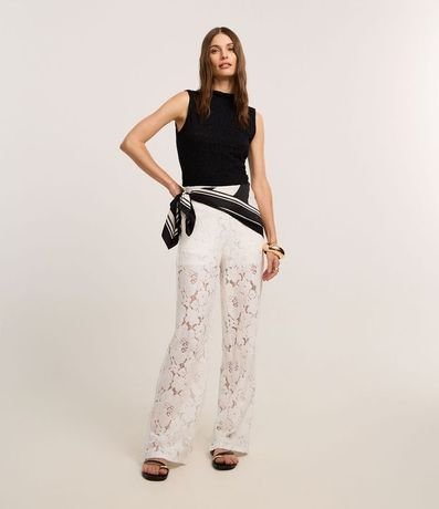 Blusa en Encaje con Cuello Alto y Punto Diferenciado 2