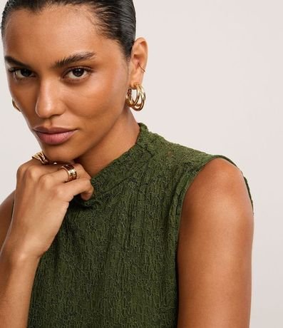 Blusa en Encaje con Cuello Alto y Punto Diferenciado