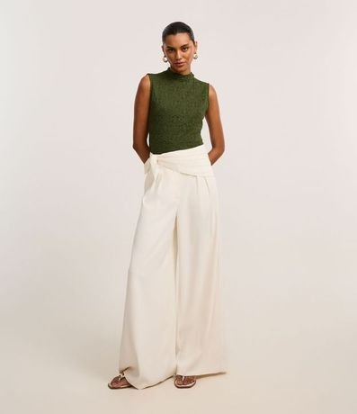 Blusa en Encaje con Cuello Alto y Punto Diferenciado 3