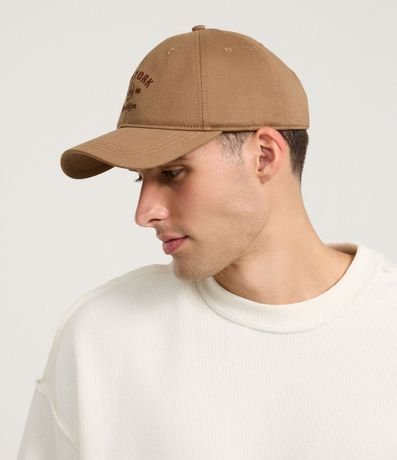 Gorra Aba Curva en Sarga con Bordado New York 2