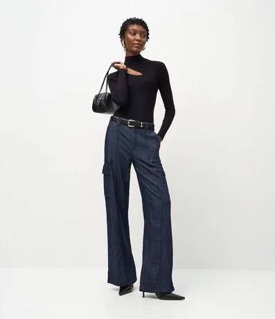 Pantalón Wide Leg en Jeans con Cintura Mediana y Bolsillos Cargo