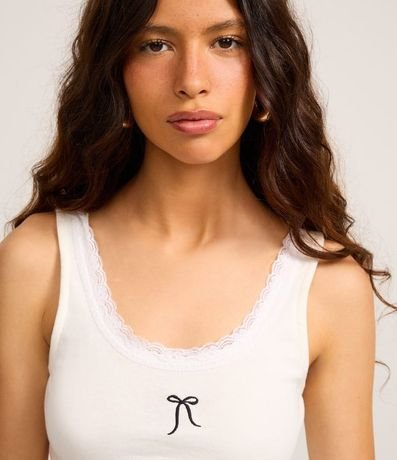 Blusa Musculosa en Rib con Moña Bordado y Encaje