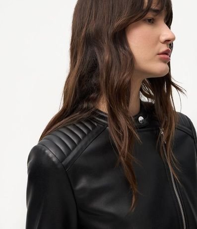 Campera Biker en PU con Capitoneada en el Hombro y Fechamentos en Cremallera 3