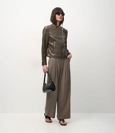 Campera Biker en PU con Capitoneada en el Hombro y Fechamentos en Cremallera