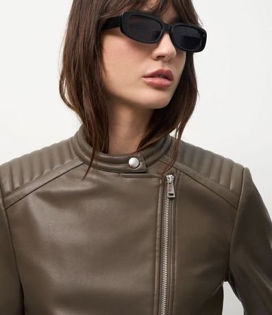 Campera Biker en PU con Capitoneada en el Hombro y Fechamentos en Cremallera 3
