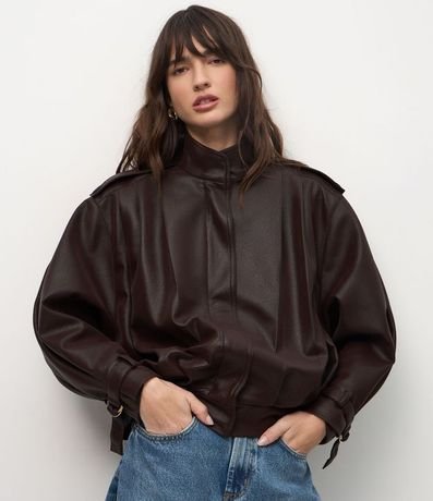Campera Oversized en PU con Pliegues Marcadas y Hebillas en el Puño