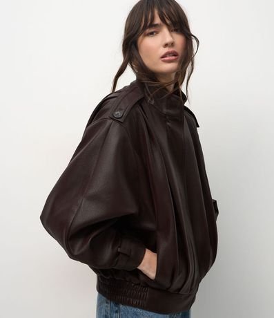 Campera Oversized en PU con Pliegues Marcadas y Hebillas en el Puño 3