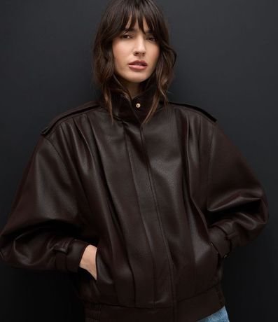 Campera Oversized en PU con Pliegues Marcadas y Hebillas en el Puño 5