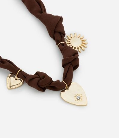 Collar Corto en Tejido Chiffon con Colgantes de Sol y Corazón