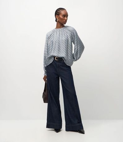 Blusa em Viscose com Franzido no Decote e Estampa Geométrica