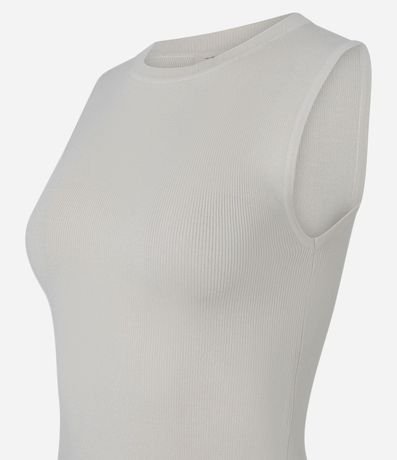 Blusa sin Manga en Punto Canelado con Cuello Redondo 3