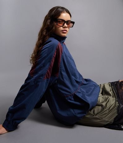 Campera Corta Vento Oversized con Recortes Contrastantes 5