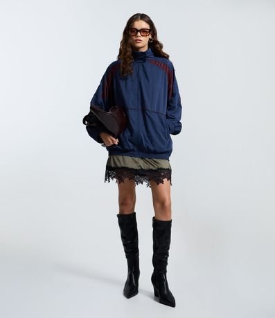 Campera Corta Vento Oversized con Recortes Contrastantes