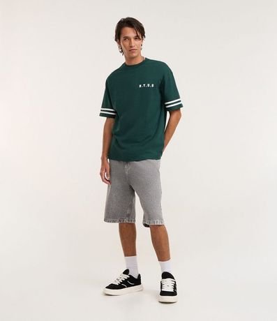 Remera Relaxed en Algodón con Rayas y Estampa NYUS 93 2