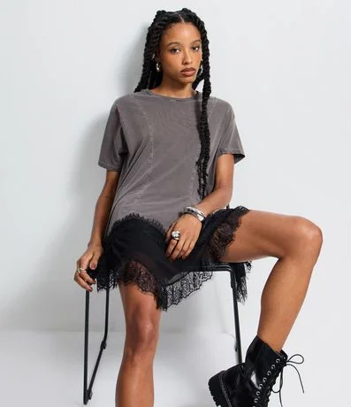 Remera Desteñida en Algodón con Recortes y Bajo de Encaje 1