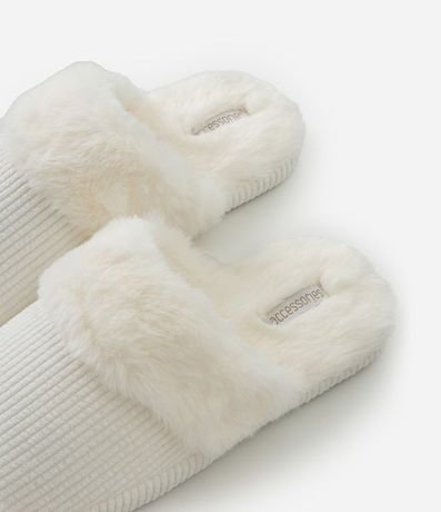 Pantufla Abierta Texturizada de Peluche 3