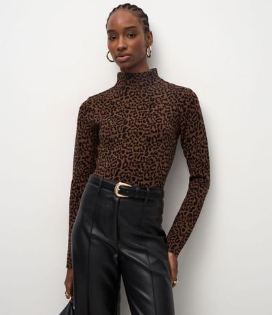 Blusa en Jacquard con Cuello Alto y Estampa de Animal Print