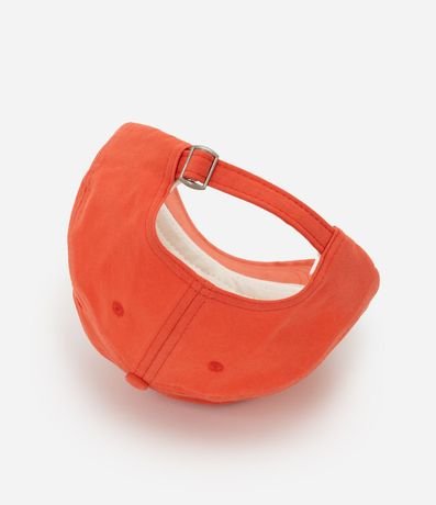 Gorra en Sarga con Aba Curva y Bordado Lettering "Caliente" 4