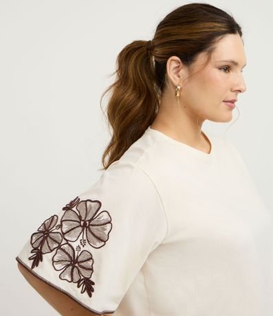 Blusa Boxy con Manga Godê y Bordado Floral Curve & Plus Size 3