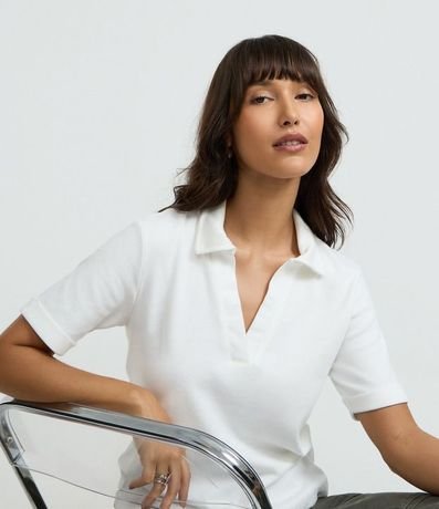 Blusa Polo en Gamuza con Cuello Abierta 4