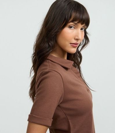Blusa Polo en Gamuza con Cuello Abierta 3