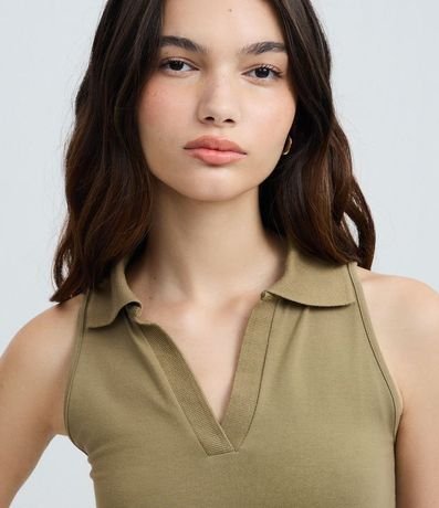 Blusa Polo en Escote V sin Mangas 3