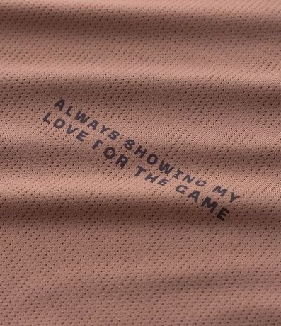 Remera Deportiva en Tecnologia Dry con Estampa Lettering Texturizada 4