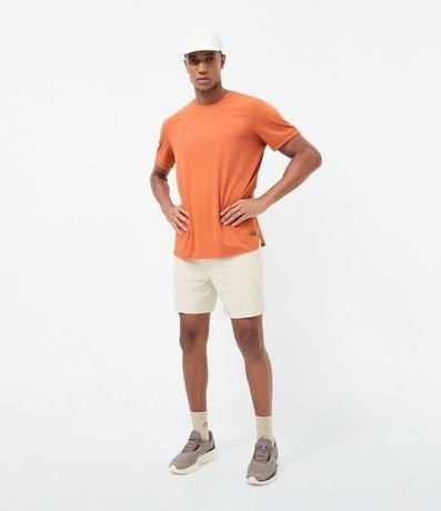 Remera Deportiva en Tecnologia Dry con Estampa Lettering Texturizada
