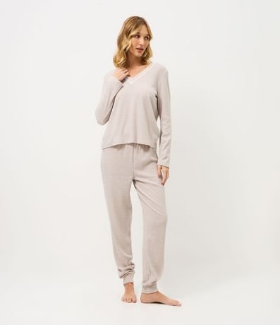 Pijama Largo con Detalles en Encaje