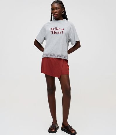 Remera en Algodón con Estampado Lettering y Ruedo en Encaje 2