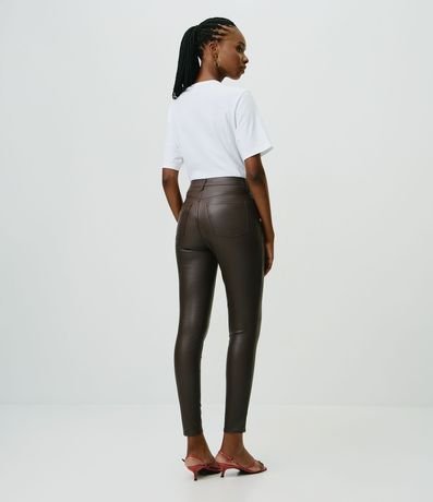 Pantalón Skinny en Sarga Resinada con Cintura Mediana 4