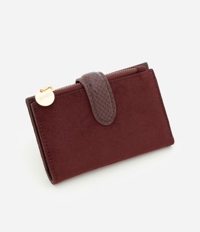 Cartera Sobre Mediana en Gamuza con Detalles Metalizados